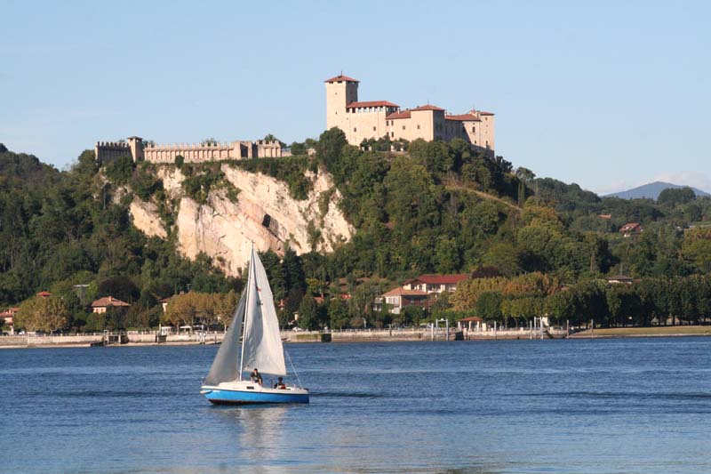 arona rocca più barca