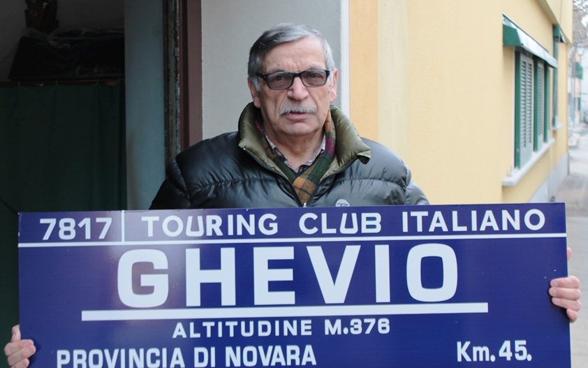 Romeo Giantomassi con il suo cartello