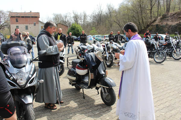 BENEDIZIONE A PADRE LORENZO E ALLA SUA VESPA